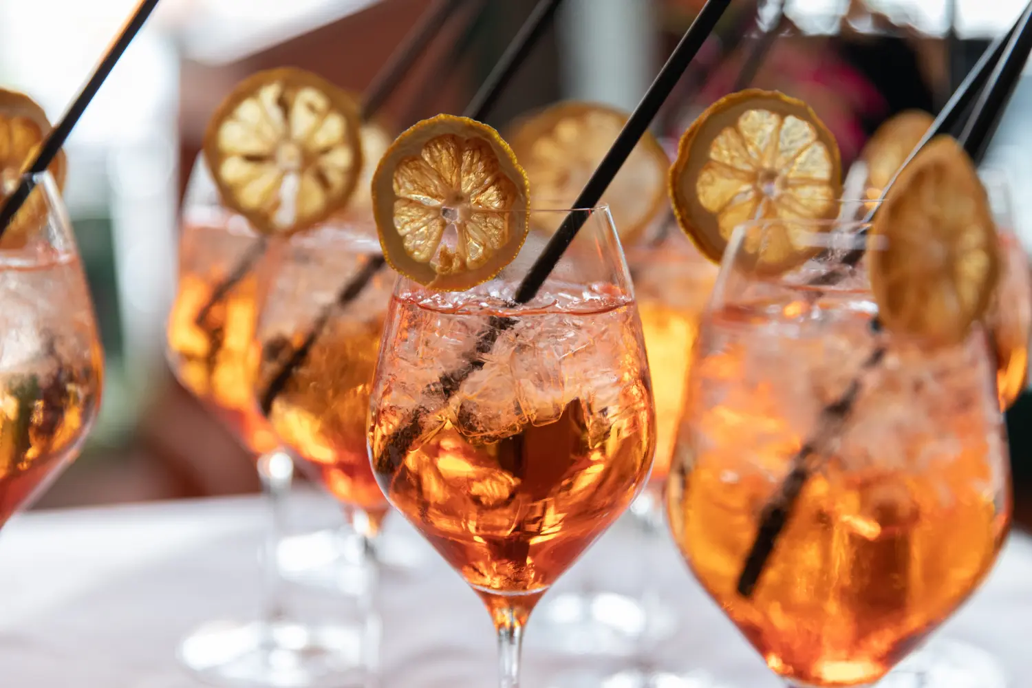 Orangefarbene Bienvenu-Cocktails an einem Abend mit schwarzem Schleier
