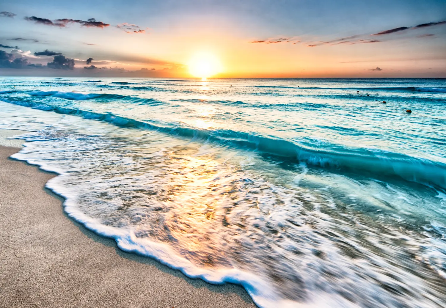 Sonnenaufgang über dem Strand in Cancun